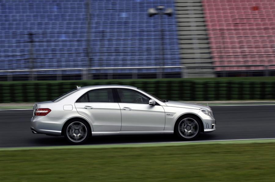  Mercedes-Benz E63 AMG 2009 года  (фото 16 из 26)